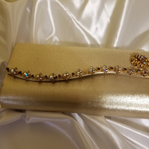 Gold Evening Clutch with matching earrings - Picture 3 of 3